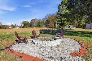 House, 2 Bedrooms | Property grounds - Cozy Country Retreat Hot Tub, Fire Pit & Guitars 2 Bedroom Home (Gleason)