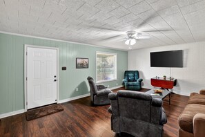 House, 4 Bedrooms | Living area