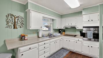 House, 4 Bedrooms | Private kitchen | Fridge, oven, coffee/tea maker