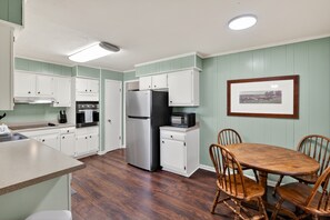 House, 4 Bedrooms | Private kitchen