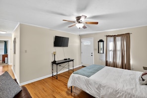 Talo, 4 makuuhuonetta | 4 makuuhuonetta, kannettavalle tietokoneelle sopiva työtila