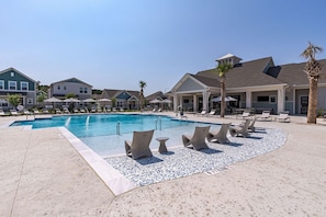 Una piscina al aire libre, camas de piscina gratis