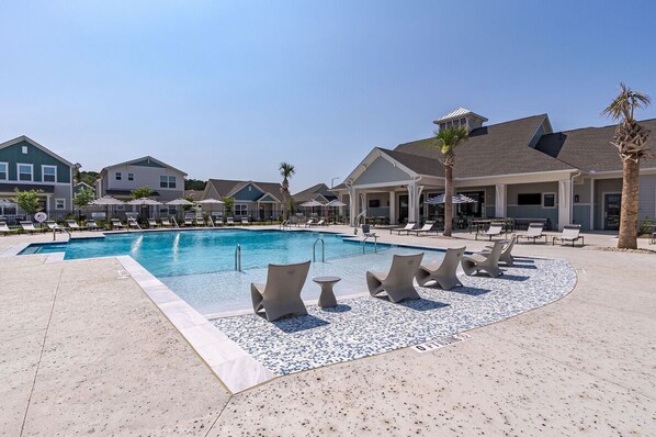 Outdoor pool - Landing Apartments - Port Wentworth (Port Wentworth)