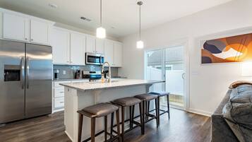 Apartment (1 Bedroom) | Private kitchen | Fridge, coffee/tea maker