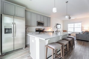 Apartment (2 Bedrooms) | Private kitchen | Fridge, coffee/tea maker - Landing Apartments - Port Wentworth (Port Wentworth)