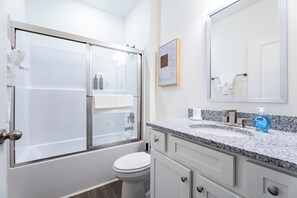 Căn hộ (1 Bedroom) | Phòng tắm | Đồ dùng nhà tắm miễn phí, máy sấy tóc, khăn tắm, xà phòng