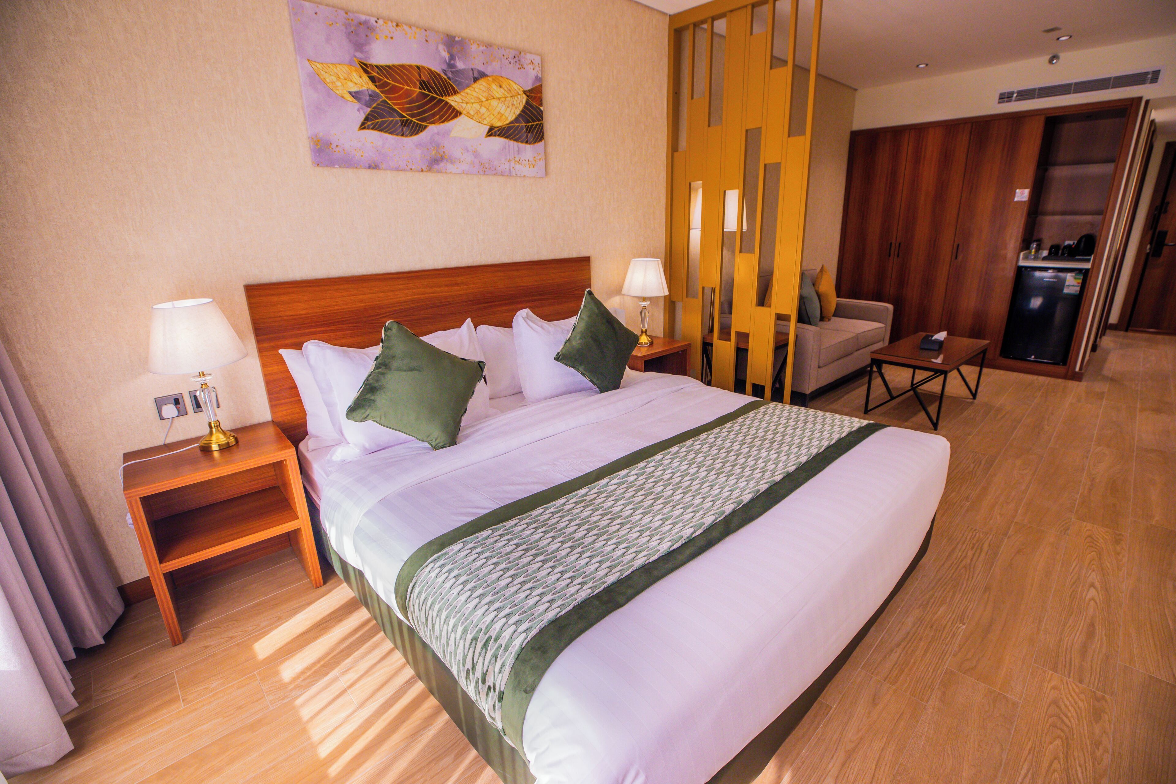 豪華雙人房 | 房內夾萬、書桌、手提電腦工作空間、熨斗/熨衫板