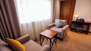 Caja de seguridad en la habitación y tabla de planchar con plancha