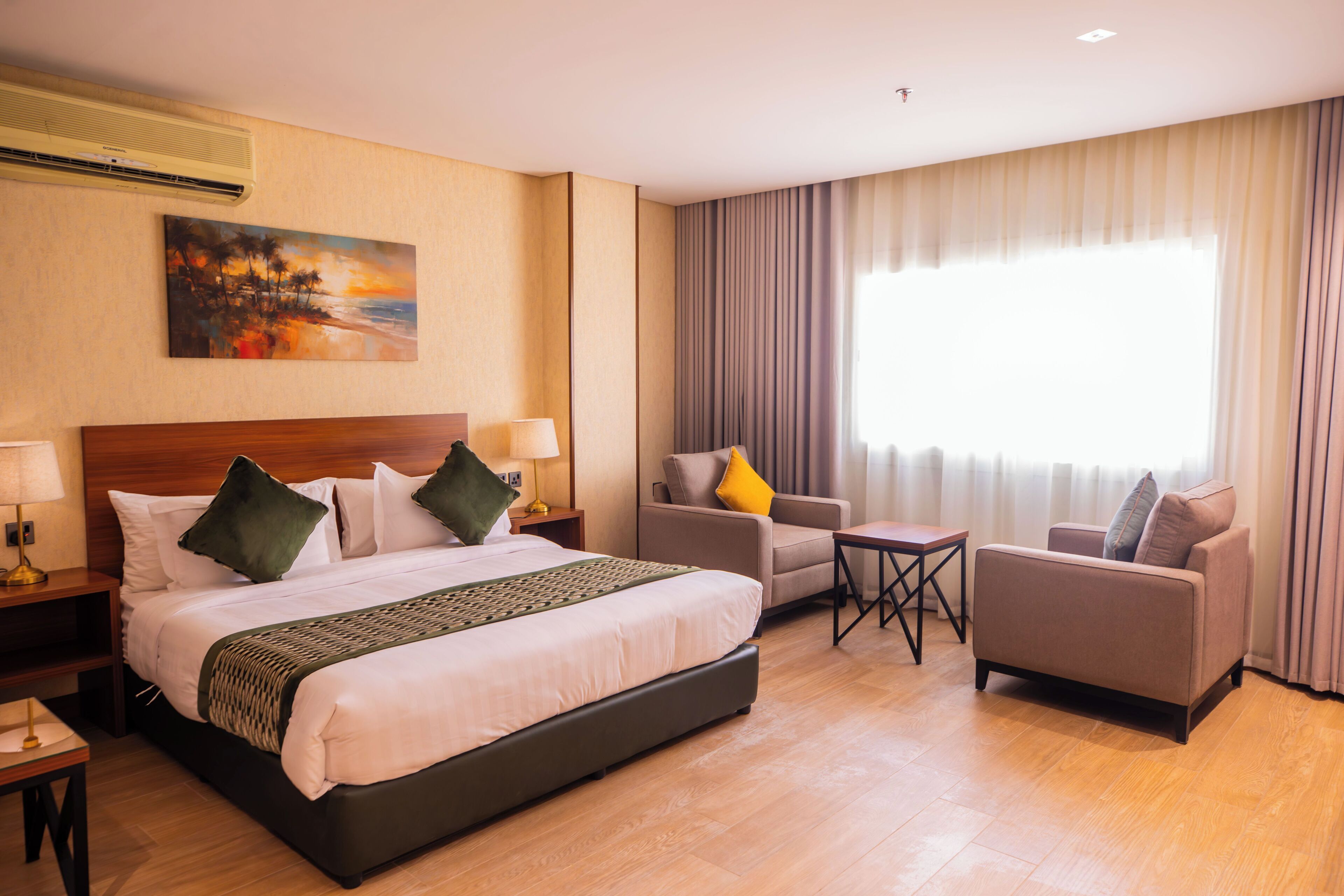 Luxury Studio | In-room safe, iron/ironing board, free WiFi