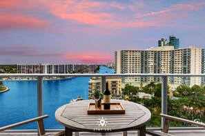 Outdoor dining - Luxury 2BR Apt w/ Stunning Views | Amazing Pool (Hollywood)