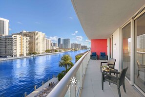 Property grounds - Apt w/ Private Balcony + Incredible Pool (Hallandale Beach)