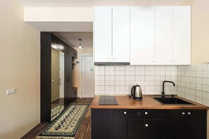 Fridge, stovetop, cookware/dishes/utensils - Modern Studio Near Ski Lifts – by Wehost (Gudauri)