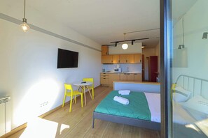 Planxa i posts de planxar, wifi i roba de llit 
