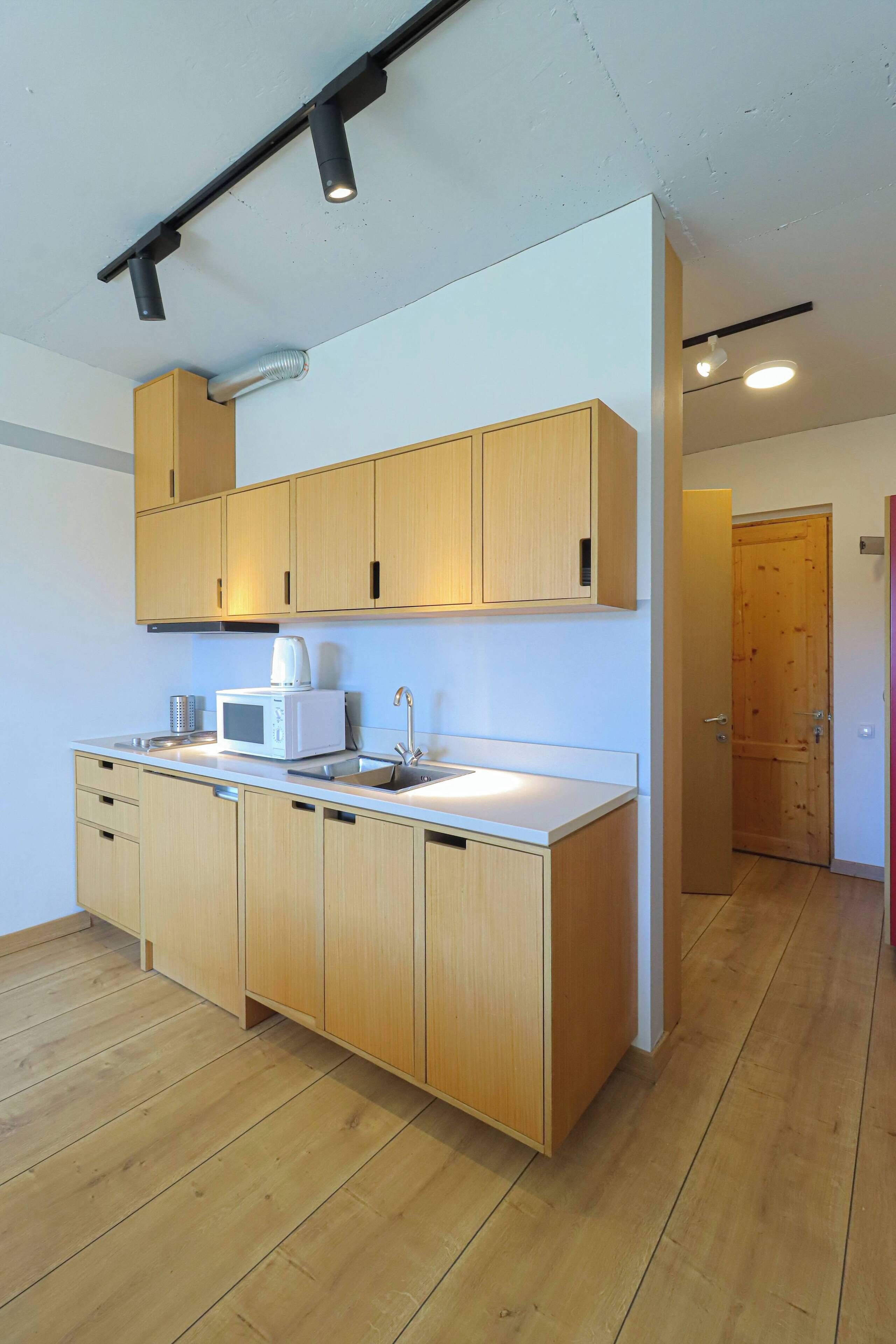 Geladeira, cooktop, torradeira, talheres/pratos/utensílios de cozinha