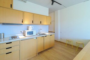 Een koelkast, een kookplaat, een broodrooster