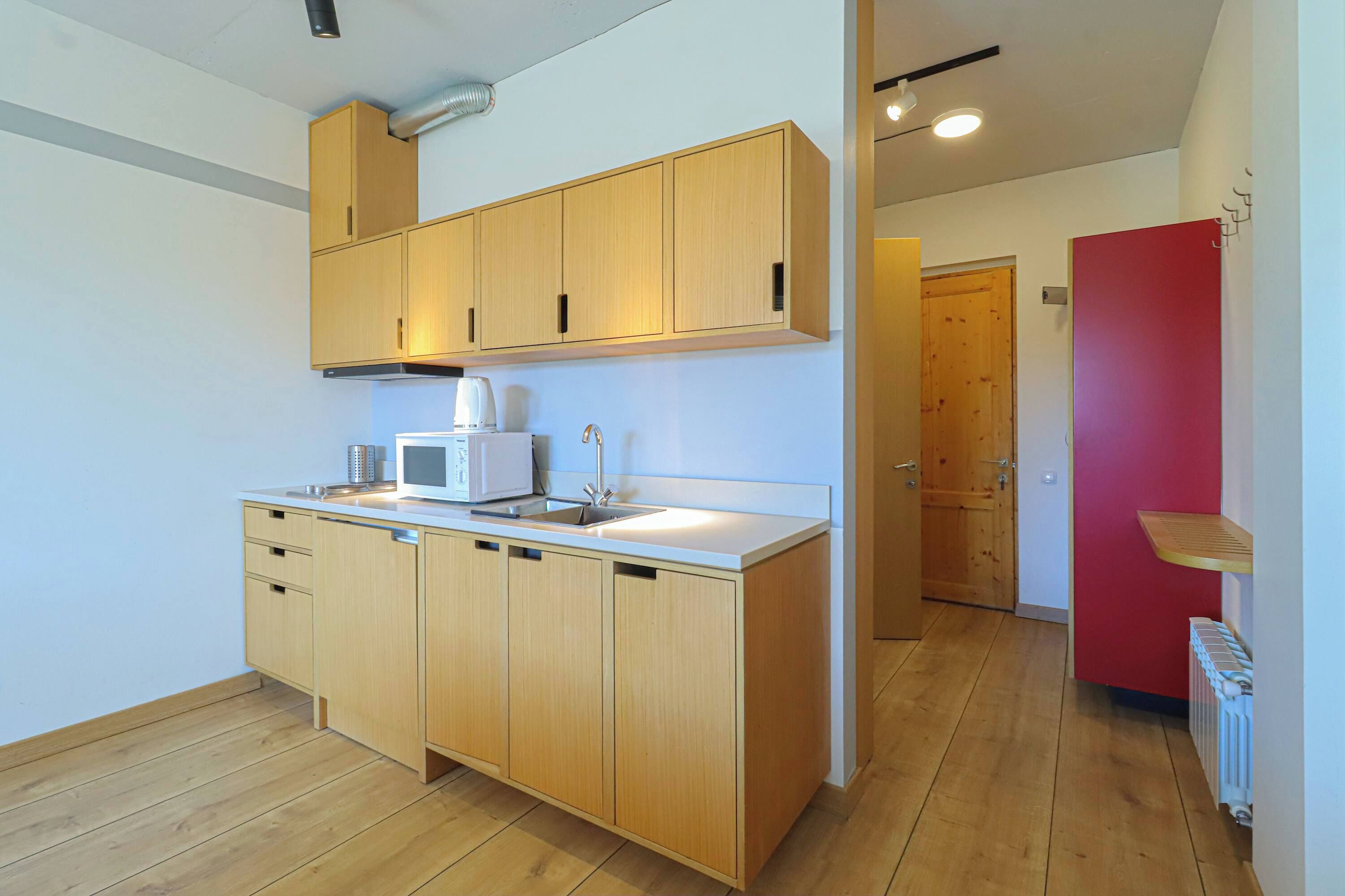 Geladeira, cooktop, torradeira, talheres/pratos/utensílios de cozinha