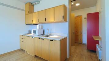 Geladeira, cooktop, torradeira, talheres/pratos/utensílios de cozinha