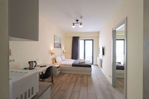 Tabla de planchar con plancha, wifi, ropa de cama