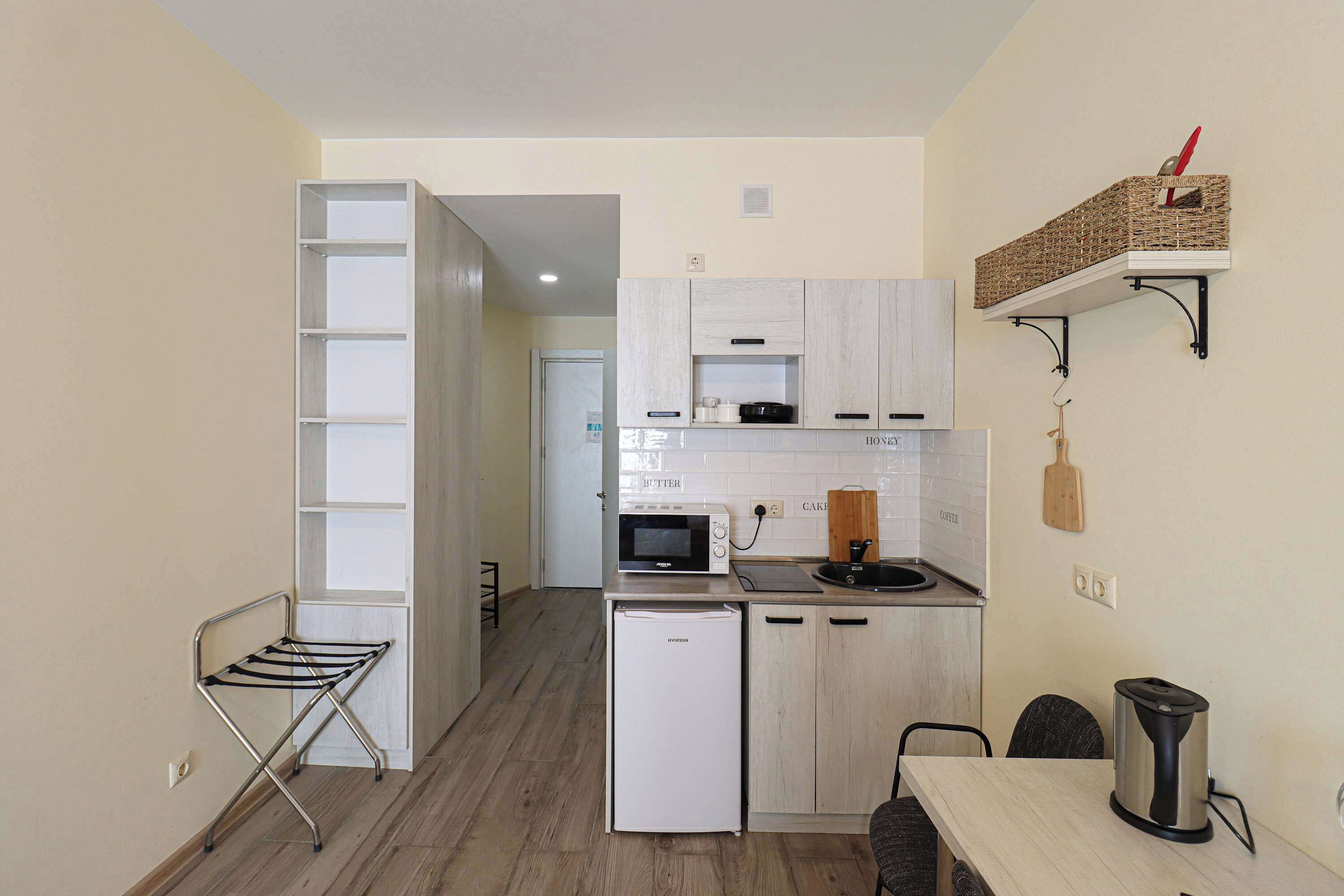 Mikrowelle, Herdplatte, Toaster, Kochgeschirr/Geschirr/Besteck