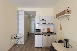 ميكروويف، موقد طهي مسطح، محمصة خبز، مستلزمات طهي/أطباق/أوعية