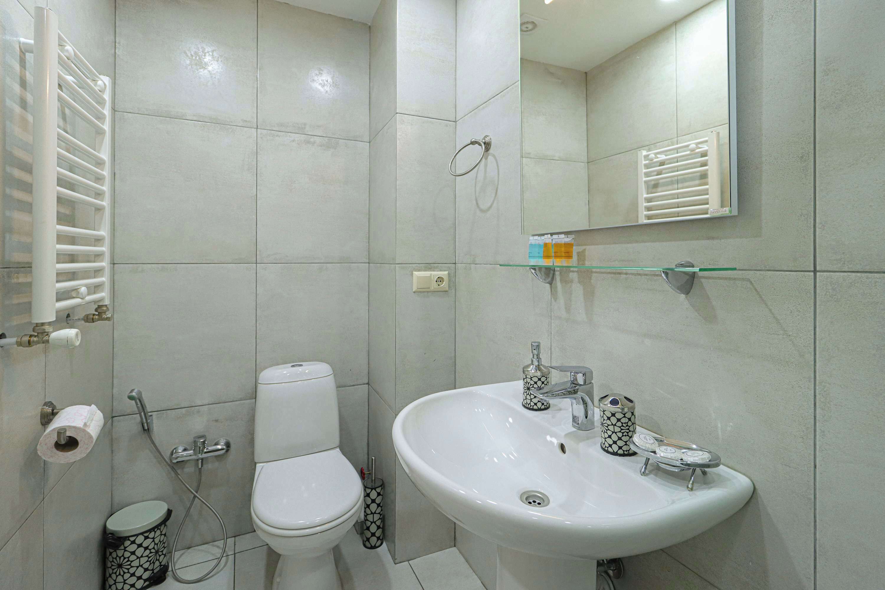 Un bagno con WC, lavandino e doccia.