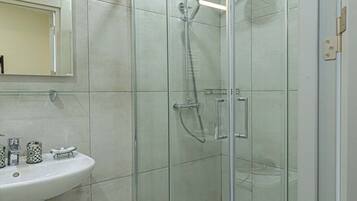 Chuveiro, produtos de toalete grátis, secador de cabelo