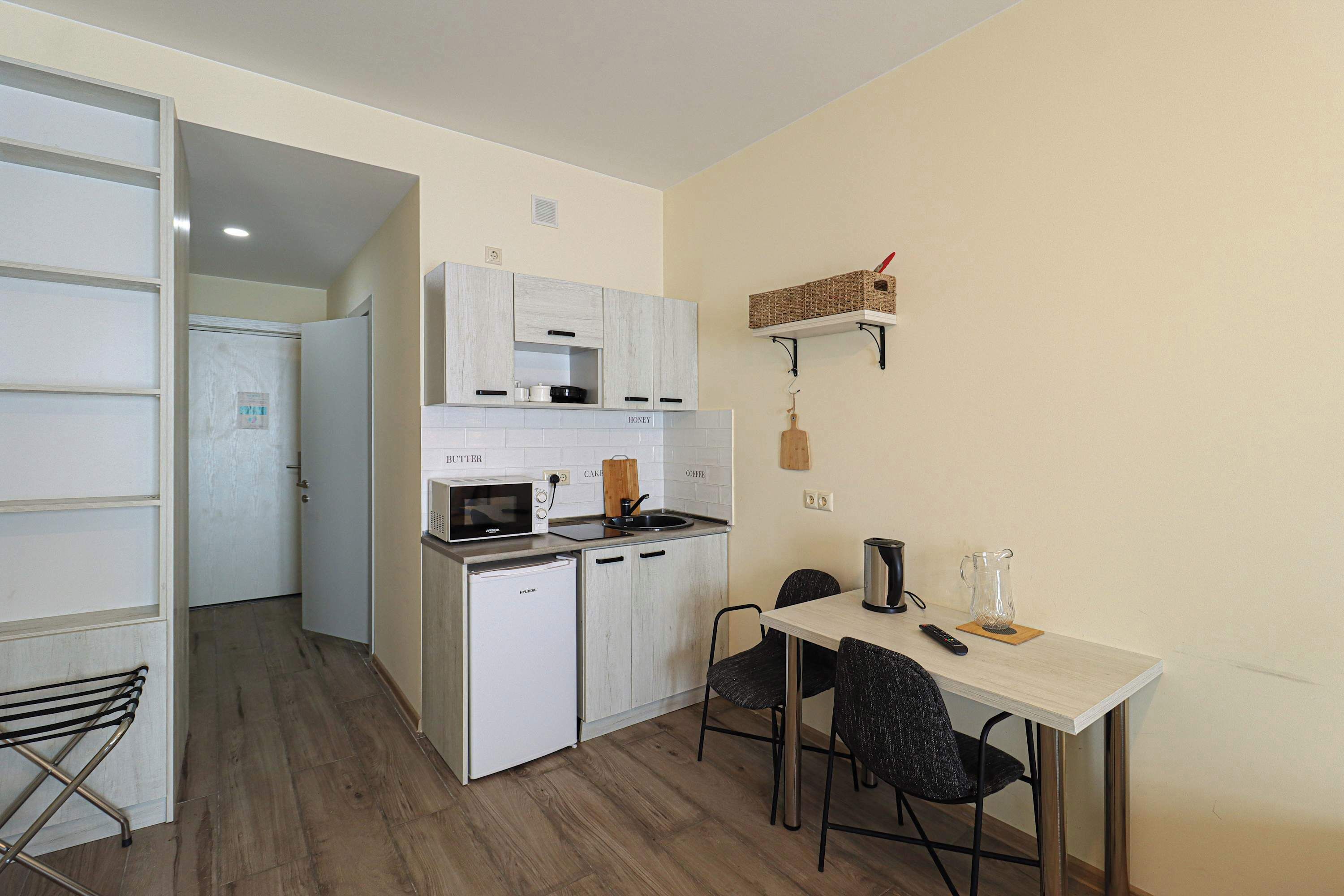 Een magnetron, een kookplaat, een broodrooster