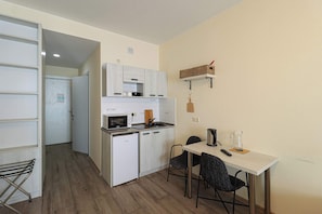 Microondas, placa de cocina, tostadora y utensilios de cocina