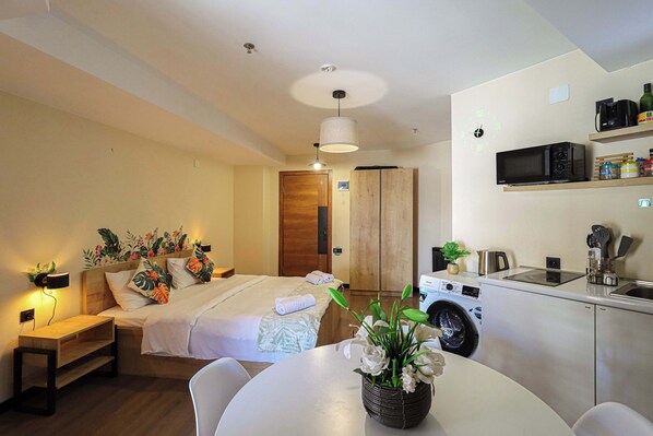 Tabla de planchar con plancha, wifi, ropa de cama