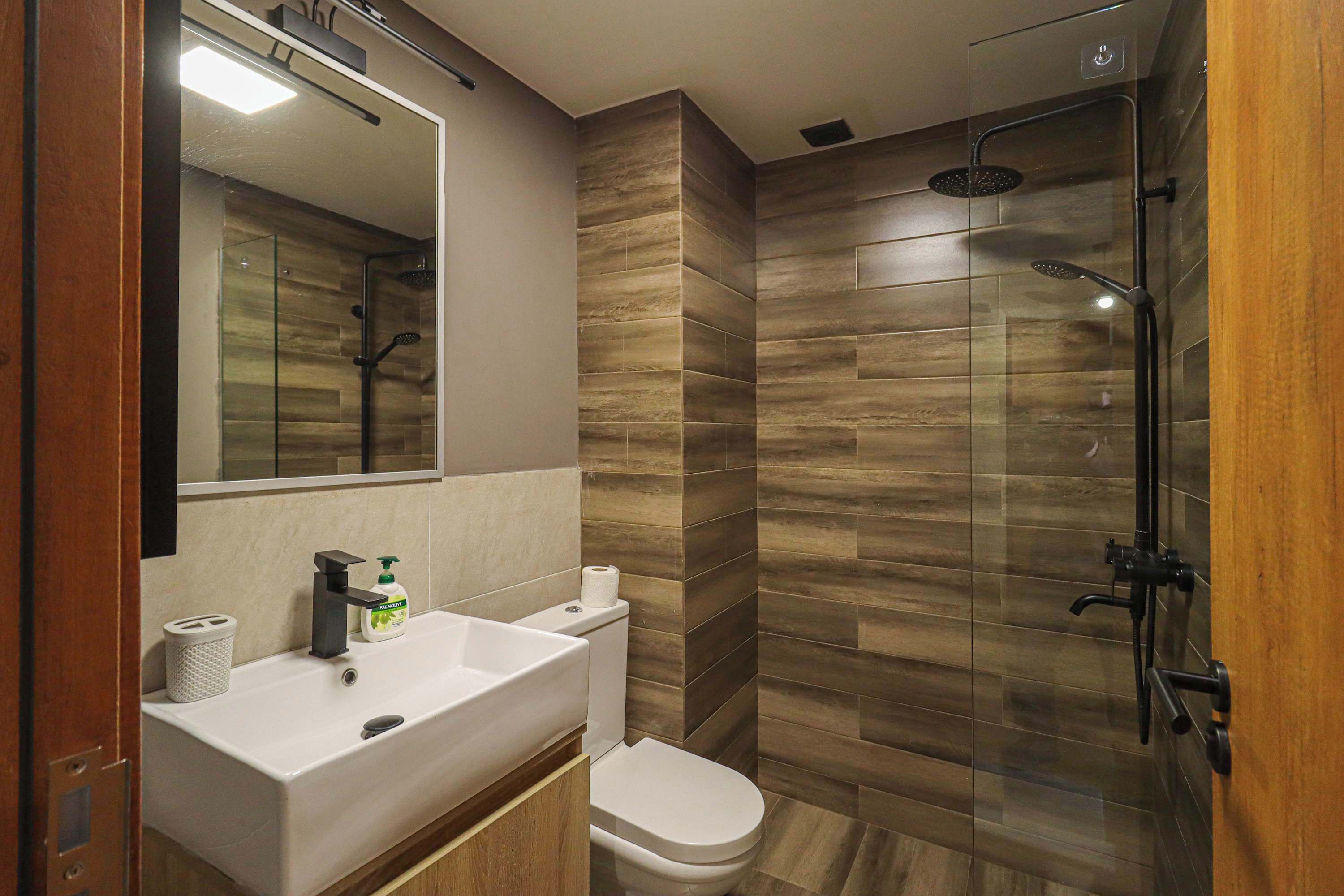 Chuveiro, secador de cabelo, toalhas de banho 