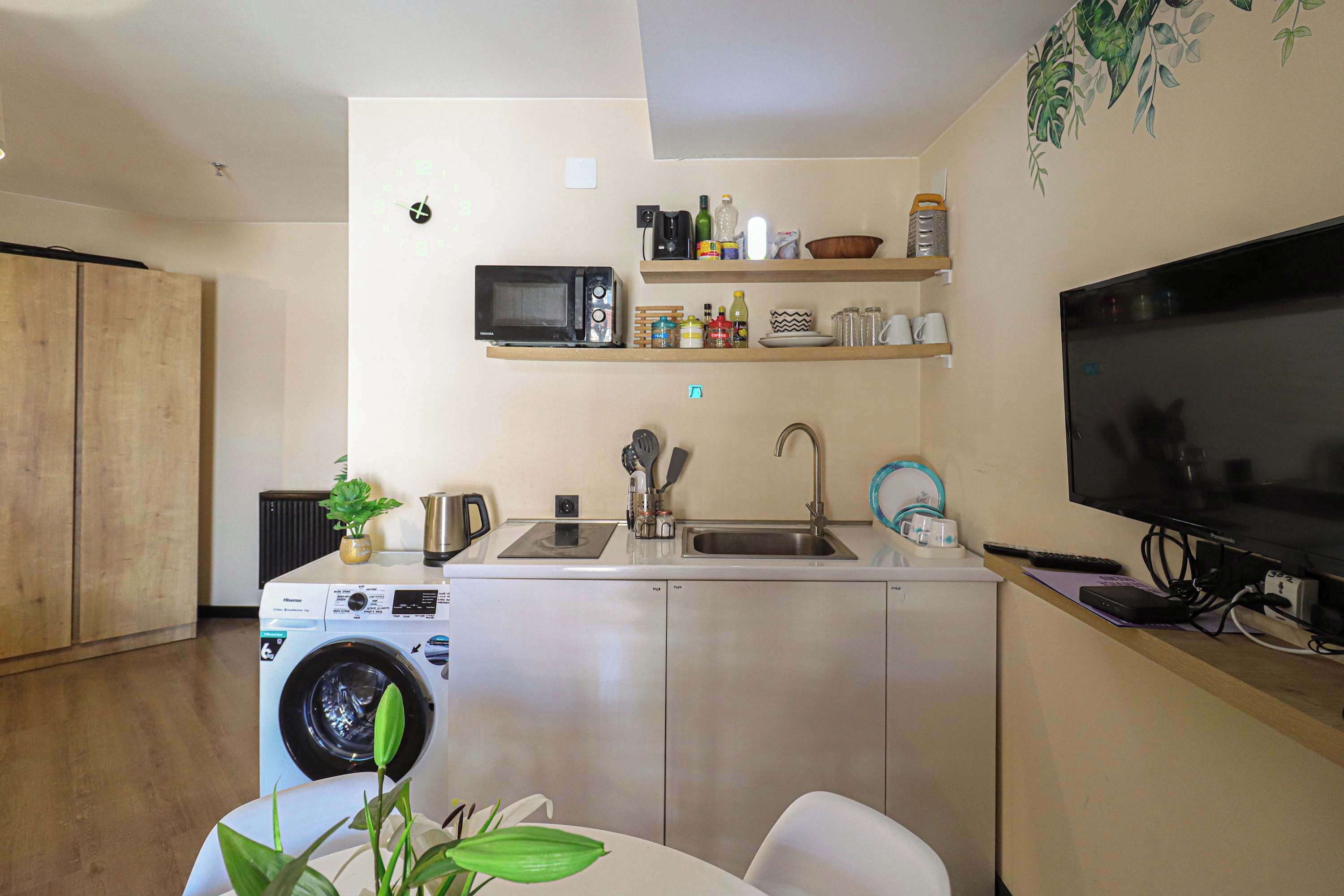 Micro-ondas, cooktop, cafeteira/chaleira, torradeira