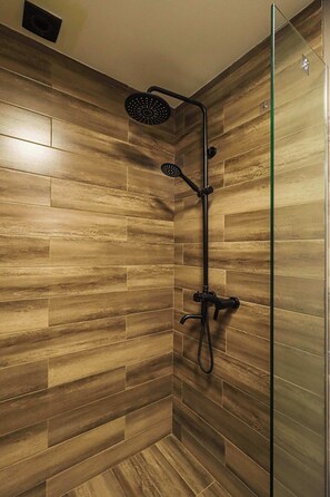 Shower, free toiletries, hair dryer, towels - Winter Escape Ski Studio in Marshall, Gudauri - by Wehost (Gudauri)