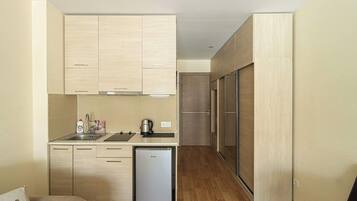 Placa de cocina, tostadora y utensilios de cocina