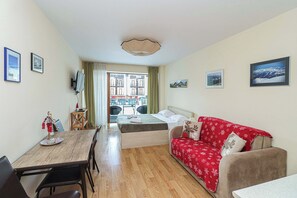 Een strijkplank/strijkijzer, wifi, beddengoed