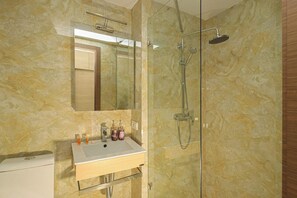 Een douche, een haardroger, handdoeken