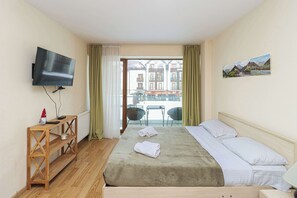 Tabla de planchar con plancha y ropa de cama