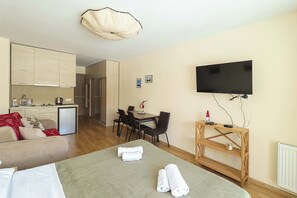 Tabla de planchar con plancha, wifi, ropa de cama