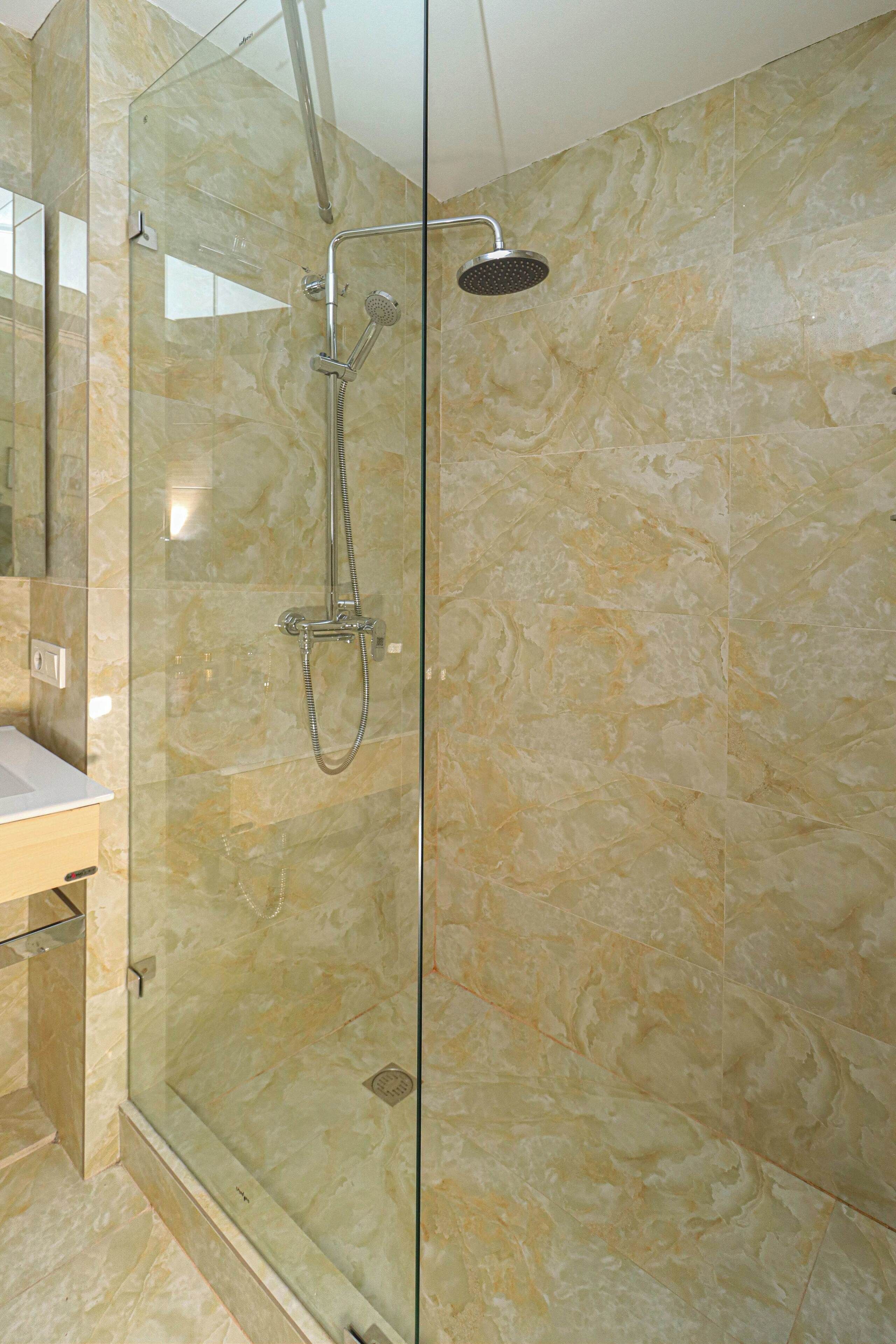 Shower, hair dryer, towels
