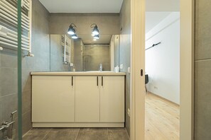 Douche, sèche-cheveux, serviettes fournies