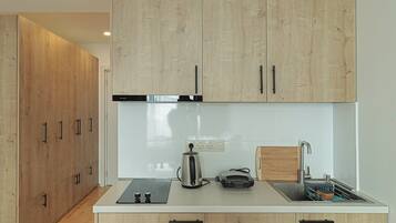 Kokeplater, brødrister og kjøkkenutstyr