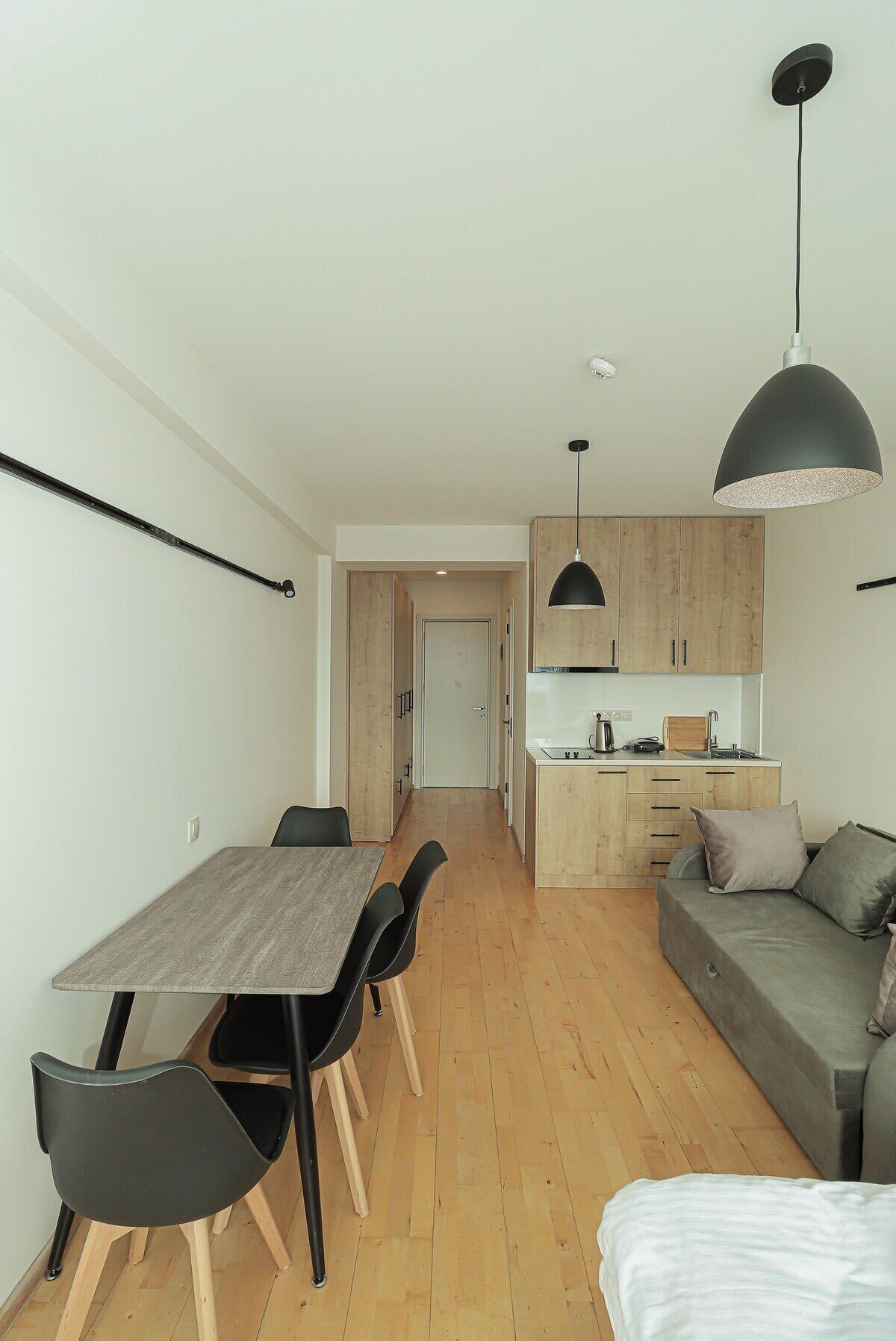 Un apartamento moderno con comedor, cocina y sala de estar.