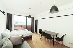 Tabla de planchar con plancha, wifi y ropa de cama 