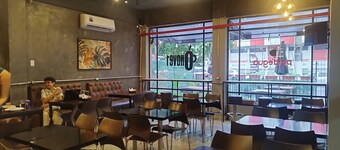 Cozy apartment in a prime area near shopping malls, parks, theaters, and restaurants.