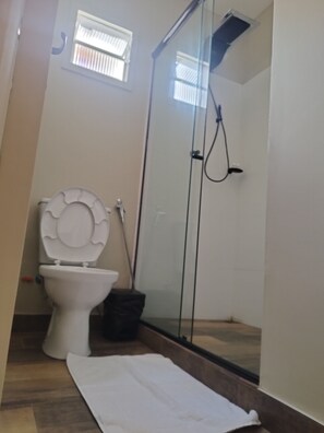 Toallas, jabón, papel de baño