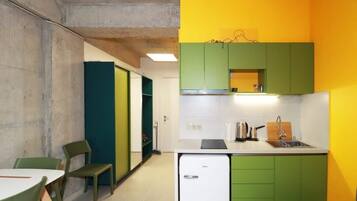 Jääkaappi, liesi, leivänpaahdin, keittoastiat/astiat/ruokailuvälineet