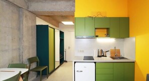 Kühlschrank, Herdplatte, Toaster, Kochgeschirr/Geschirr/Besteck