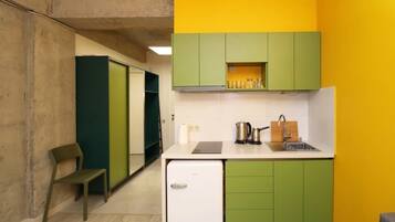 Kühlschrank, Herdplatte, Toaster, Kochgeschirr/Geschirr/Besteck