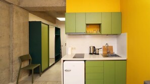 Kühlschrank, Herdplatte, Toaster, Kochgeschirr/Geschirr/Besteck