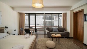 Een strijkplank/strijkijzer, wifi, beddengoed