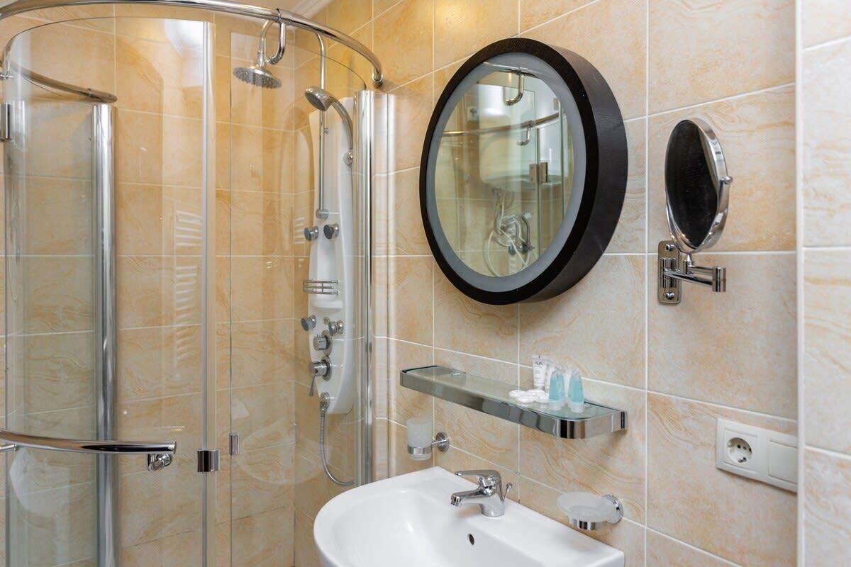 Shower, hair dryer, towels
